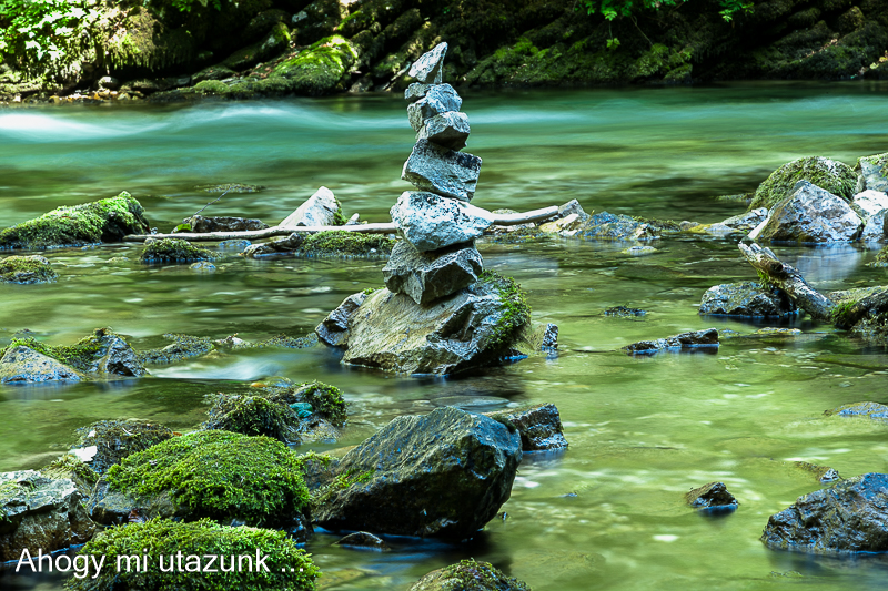 Szlovénia látnivalók - túristák kavicstornya Épített torony kavicsokból - Vintgar-szurdok - Szlovénia látnivalók