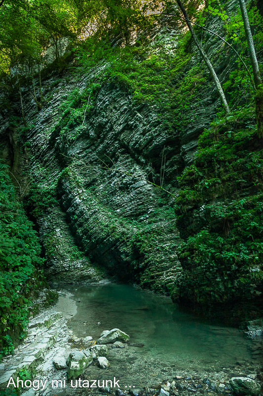 Kozjak felé vezető túrauton látható tó és szikla - Szlovénia Kozjak felé vezető állóvíz sziklával - szlovénia